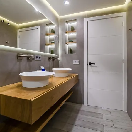 White Haven アパート アデヘ